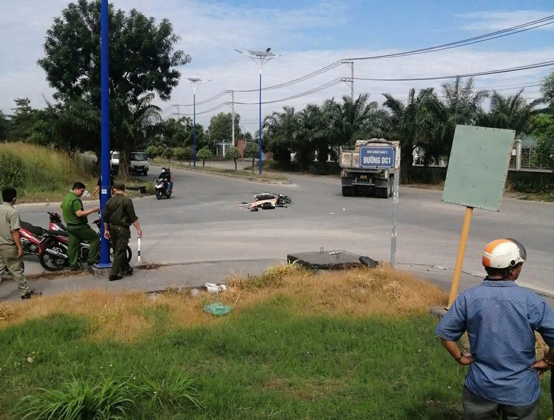 Cú phanh xe làm hai vợ chồng thương vong- Ảnh 1. Cú phanh xe làm hai vợ chồng thương vong- Ảnh 1.