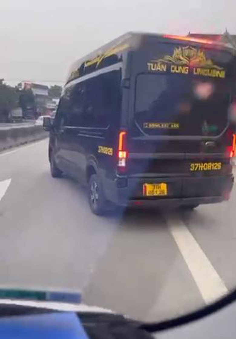 CSGT mời hai tài xế trong video xe khách chèn ép nhau trên QL1 lên làm việc- Ảnh 1. CSGT mời hai tài xế trong video xe khách chèn ép nhau trên QL1 lên làm việc- Ảnh 1.