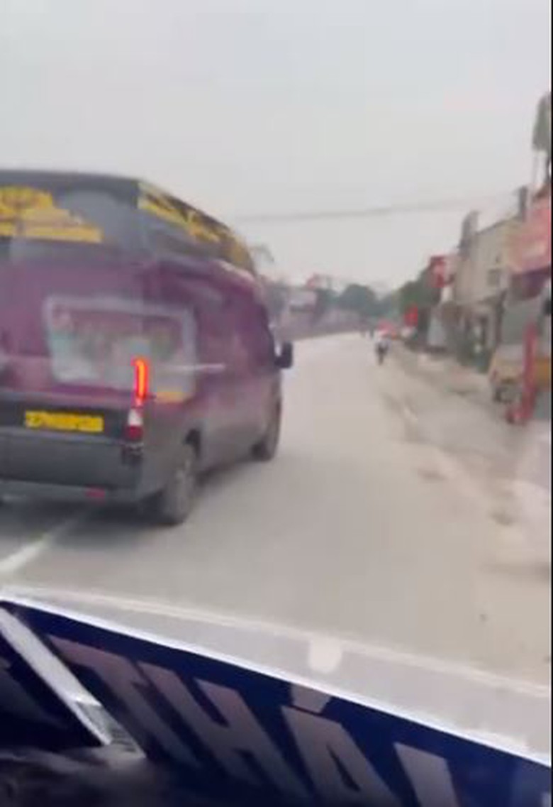 CSGT mời hai tài xế trong video xe khách chèn ép nhau trên QL1 lên làm việc- Ảnh 2. CSGT mời hai tài xế trong video xe khách chèn ép nhau trên QL1 lên làm việc- Ảnh 2.