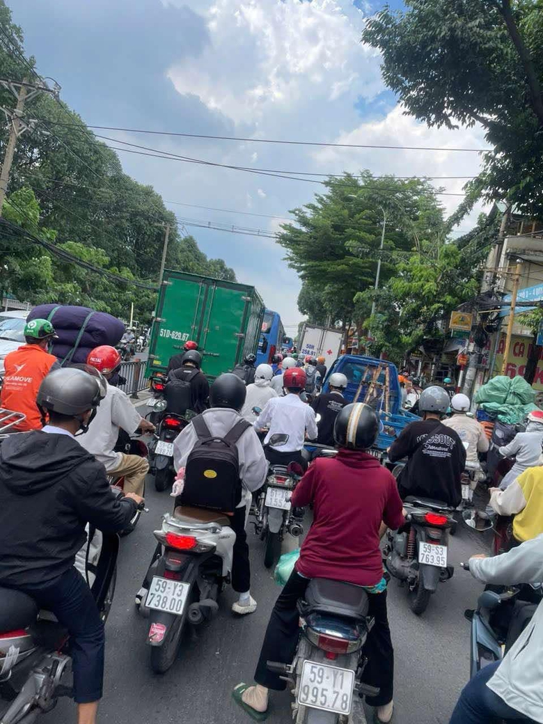 Xe tải t&ocirc;ng dải ph&acirc;n c&aacute;ch, lật ngang giữa đường ở TP.HCM- Ảnh 3.