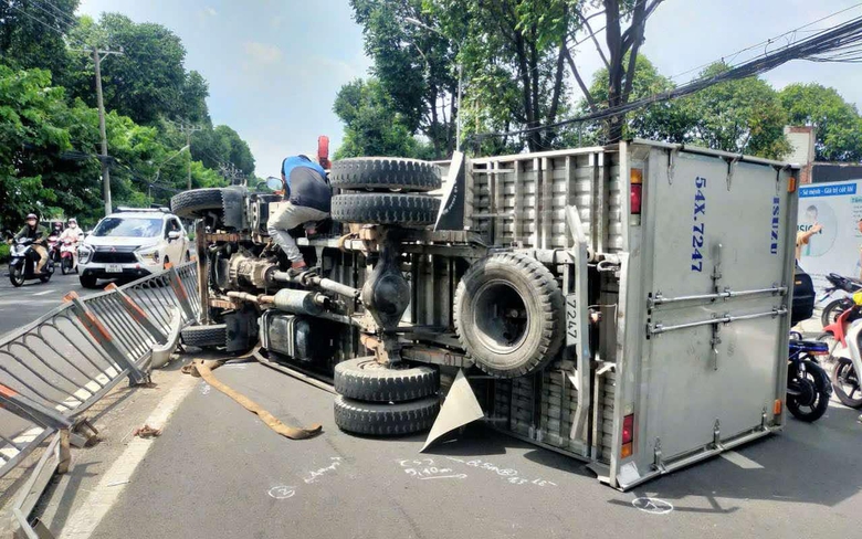 Xe tải t&ocirc;ng dải ph&acirc;n c&aacute;ch, lật ngang giữa đường ở TP.HCM