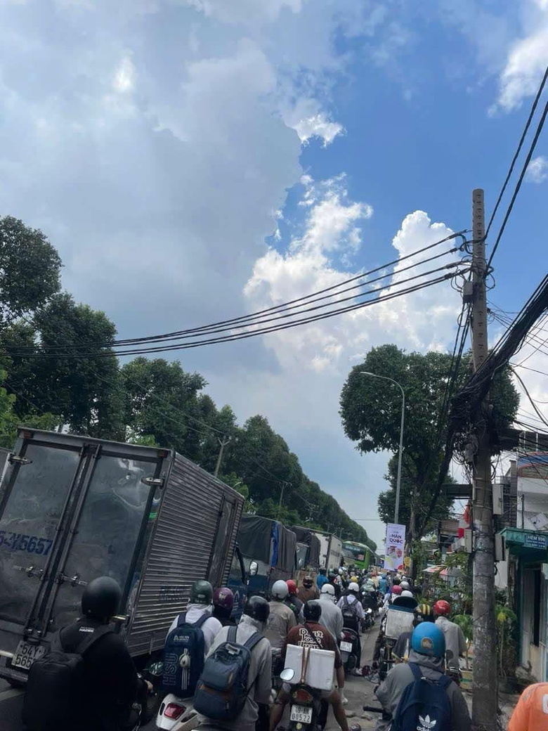 Xe tải t&ocirc;ng dải ph&acirc;n c&aacute;ch, lật ngang giữa đường ở TP.HCM- Ảnh 2.