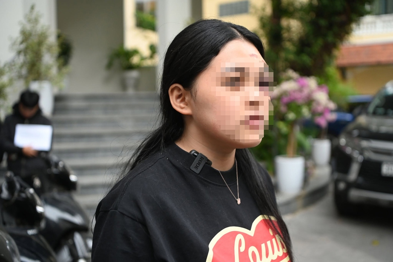 Nữ qu&aacute;i xế chưa c&oacute; bằng l&aacute;i khi tham gia đo&agrave;n đua t&ocirc;ng chết c&ocirc; g&aacute;i chờ đ&egrave;n đỏ- Ảnh 1.