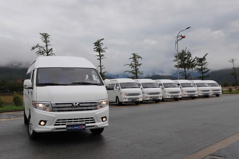 C&aacute;i bắt tay giữa &ocirc;ng lớn sản xuất &ocirc; t&ocirc; v&agrave; vận tải h&agrave;nh kh&aacute;ch- Ảnh 1.