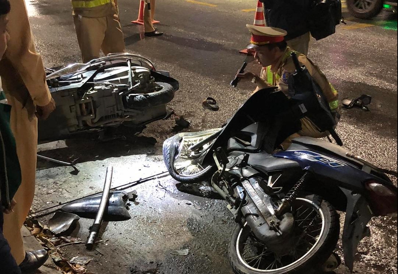 Thanh niên đi xe không biển gây tai nạn ở Hưng Yên, 2 người bị thương- Ảnh 1. Thanh niên đi xe không biển gây tai nạn ở Hưng Yên, 2 người bị thương- Ảnh 1.