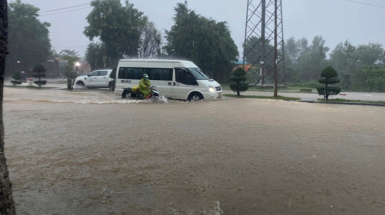 Mưa lớn g&acirc;y ngập nặng, Đ&agrave; Nẵng sơ t&aacute;n d&acirc;n ở rốn lũ