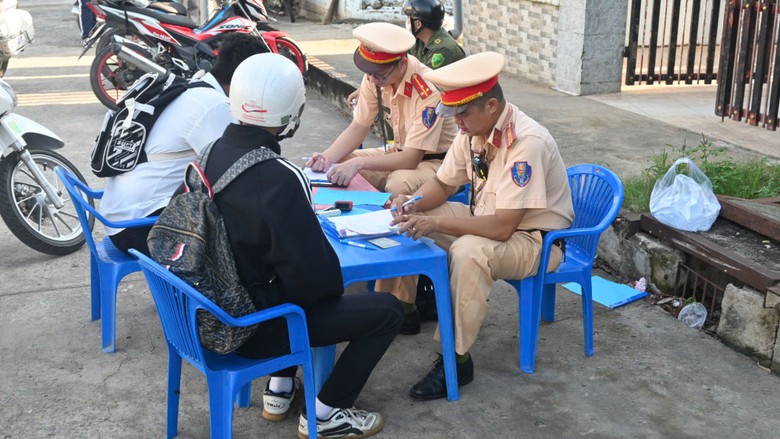 Hải Dương: 3 "nh&agrave;" kết hợp n&oacute;i "kh&ocirc;ng" với việc giao xe cho người chưa đủ điều kiện- Ảnh 1.