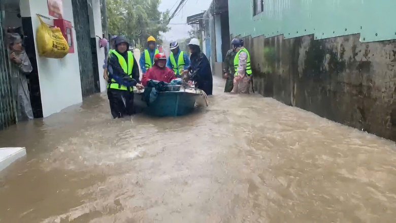 Mưa lớn g&acirc;y ngập nặng, Đ&agrave; Nẵng sơ t&aacute;n d&acirc;n ở rốn lũ