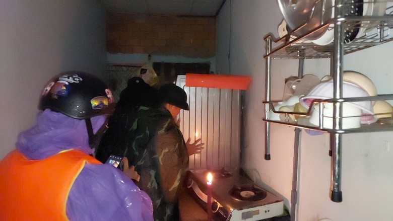 Mưa lớn g&acirc;y ngập nặng, Đ&agrave; Nẵng sơ t&aacute;n d&acirc;n ở rốn lũ