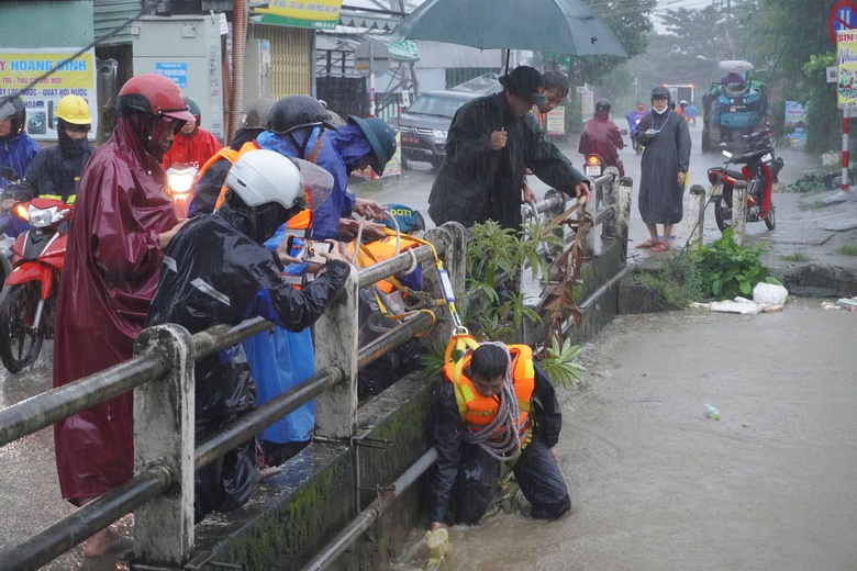 Mưa lớn g&acirc;y ngập nặng, Đ&agrave; Nẵng sơ t&aacute;n d&acirc;n ở rốn lũ