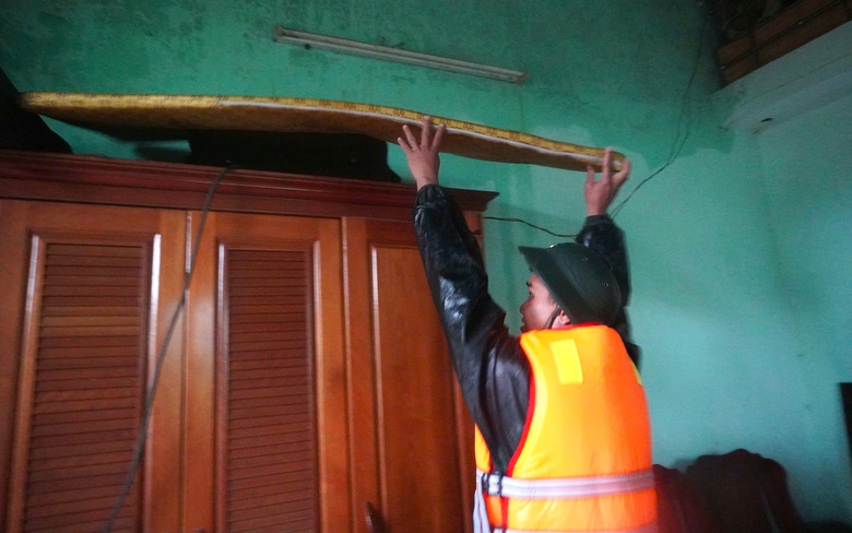 Mưa lớn g&acirc;y ngập nặng, Đ&agrave; Nẵng sơ t&aacute;n d&acirc;n ở rốn lũ