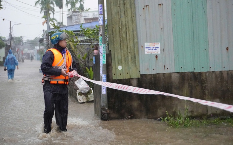 Mưa lớn g&acirc;y ngập nặng, Đ&agrave; Nẵng sơ t&aacute;n d&acirc;n ở rốn lũ