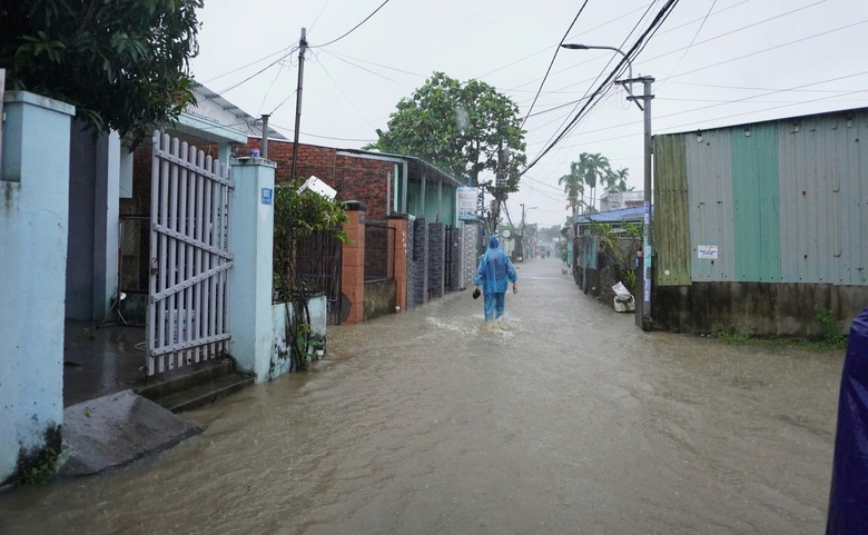 Mưa lớn g&acirc;y ngập nặng, Đ&agrave; Nẵng sơ t&aacute;n d&acirc;n ở rốn lũ