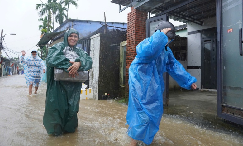 Mưa lớn g&acirc;y ngập nặng, Đ&agrave; Nẵng sơ t&aacute;n d&acirc;n ở rốn lũ
