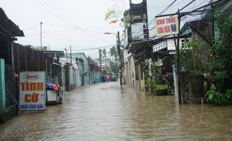Mưa lớn g&acirc;y ngập nặng, Đ&agrave; Nẵng sơ t&aacute;n d&acirc;n ở rốn lũ