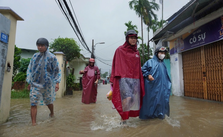 Mưa lớn g&acirc;y ngập nặng, Đ&agrave; Nẵng sơ t&aacute;n d&acirc;n ở rốn lũ
