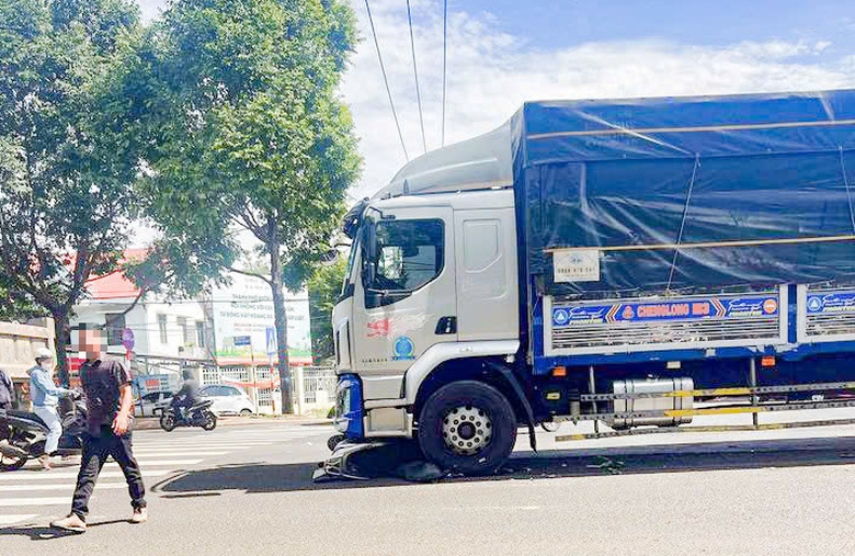 Clip: Người phụ nữ su&yacute;t mất mạng v&igrave; tạt đầu xe tải- Ảnh 1.