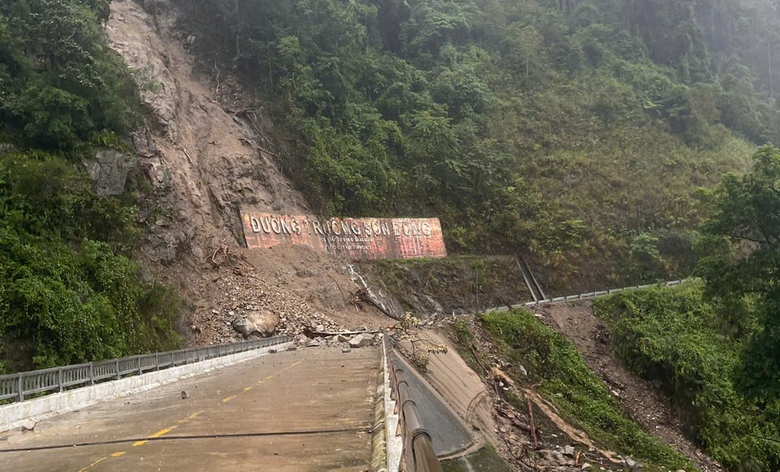 Tiếp tục sạt lở g&acirc;y tắc đường Trường Sơn Đ&ocirc;ng qua Kon Tum- Ảnh 1.