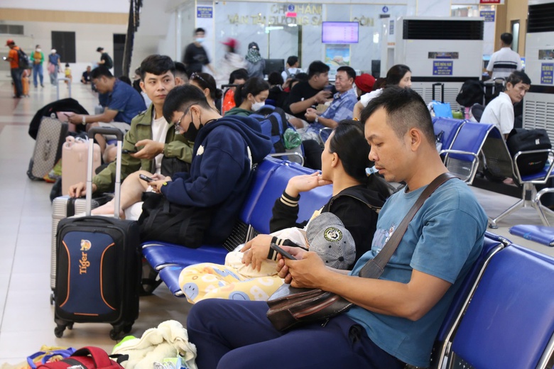 Ch&aacute;y v&eacute; t&agrave;u Tết đợt cao điểm tại TP.HCM- Ảnh 1.