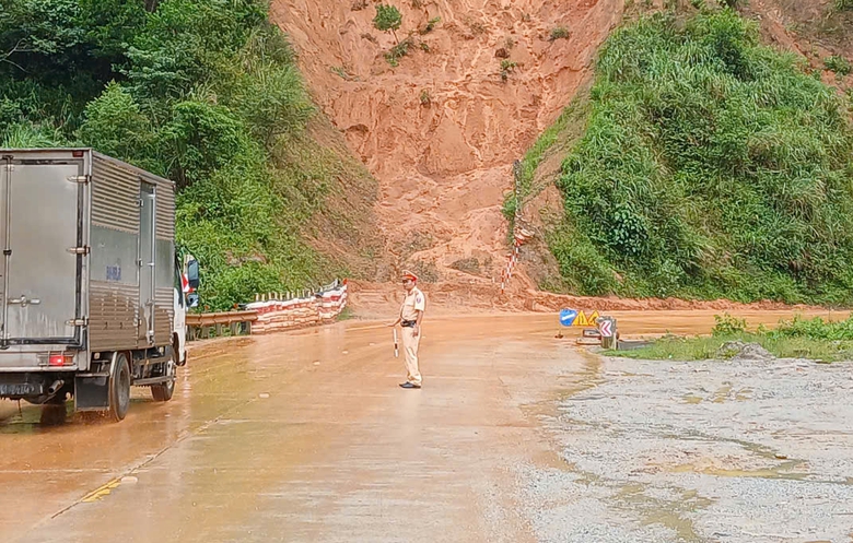 Kon Tum: Cảnh b&aacute;o nguy cơ tai nạn tr&ecirc;n đ&egrave;o L&ograve; Xo do sương m&ugrave;- Ảnh 1.