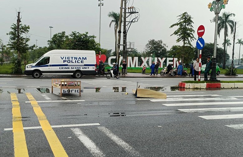 Hiện trường vụ tai nạn khiến người phụ nữ tử vong tại chỗ. Hiện trường vụ tai nạn khiến người phụ nữ tử vong tại chỗ.