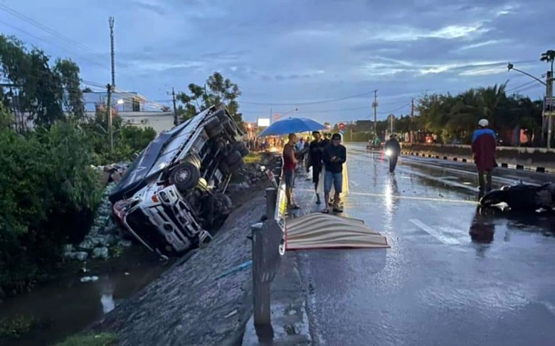 Hiện trường vụ tai nạn khiến ba người thương vong. Hiện trường vụ tai nạn khiến ba người thương vong.
