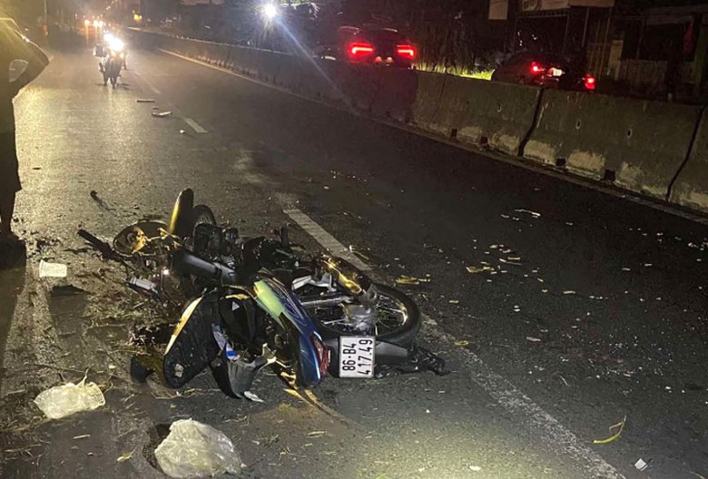Xe máy nát bươm sau húc vào cột điện trên QL1. Xe máy nát bươm sau húc vào cột điện trên QL1.