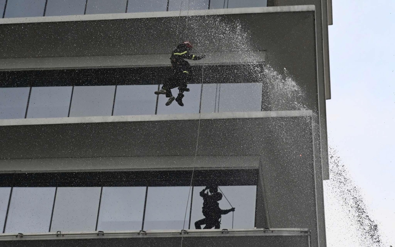 Cảnh s&aacute;t c&ugrave;ng robot, ch&oacute; nghiệp vụ diễn tập chữa ch&aacute;y tại t&ograve;a nh&agrave; đang c&oacute; 3.000 người