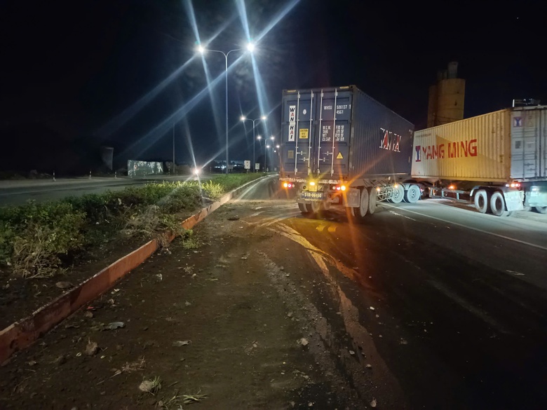Truy t&igrave;m xe container chạy ngược chiều, xe ben xả b&ugrave;n xuống đường Mỹ Phước T&acirc;n Vạn- Ảnh 2.