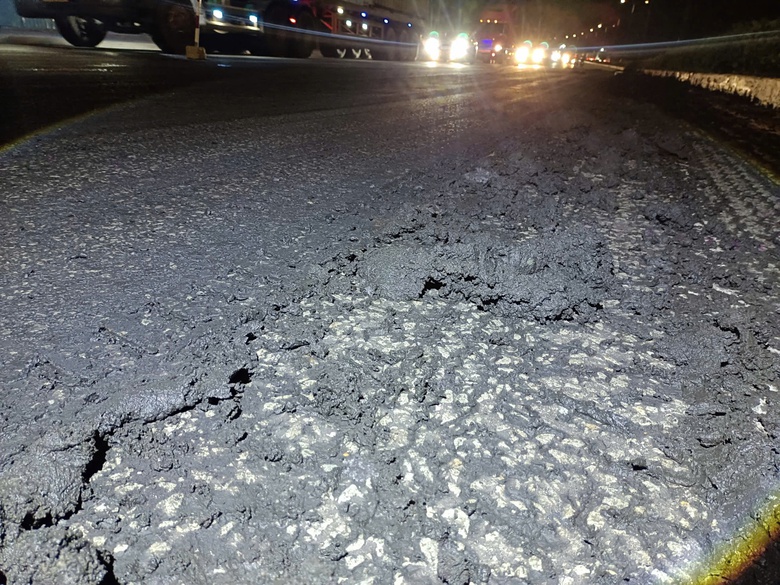 Truy t&igrave;m xe container chạy ngược chiều, xe ben xả b&ugrave;n xuống đường Mỹ Phước T&acirc;n Vạn- Ảnh 1.