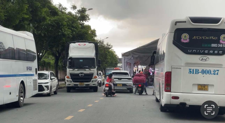 Rạp cưới dựng giữa đường ở TP.HCM, ô tô phải đi ngược chiều- Ảnh 2. Rạp cưới dựng giữa đường ở TP.HCM, ô tô phải đi ngược chiều- Ảnh 2.
