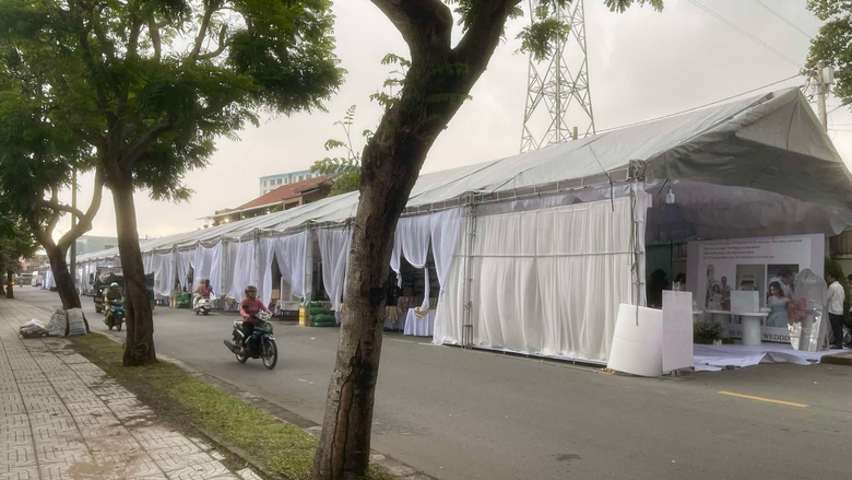 Rạp cưới dựng giữa đường ở TP.HCM, ô tô phải đi ngược chiều- Ảnh 1. Rạp cưới dựng giữa đường ở TP.HCM, ô tô phải đi ngược chiều- Ảnh 1.