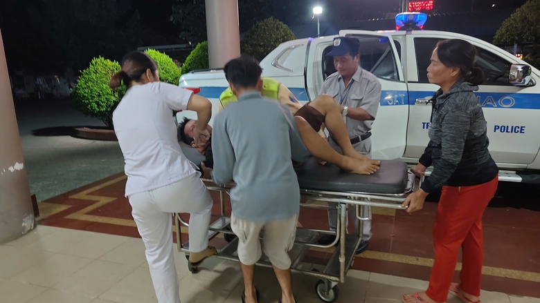 Khoảnh khắc CSGT phát hiện tài xế đột quỵ, xe tải mất lái, chao đảo trên cao tốc- Ảnh 1. Khoảnh khắc CSGT phát hiện tài xế đột quỵ, xe tải mất lái, chao đảo trên cao tốc- Ảnh 1.