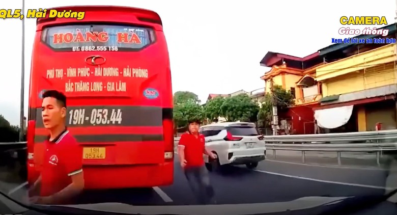 T&agrave;i xế xe kh&aacute;ch vượt phải, chặn &ocirc; t&ocirc; con giữa QL5 bị phạt 3 lỗi vi phạm - Ảnh 1.