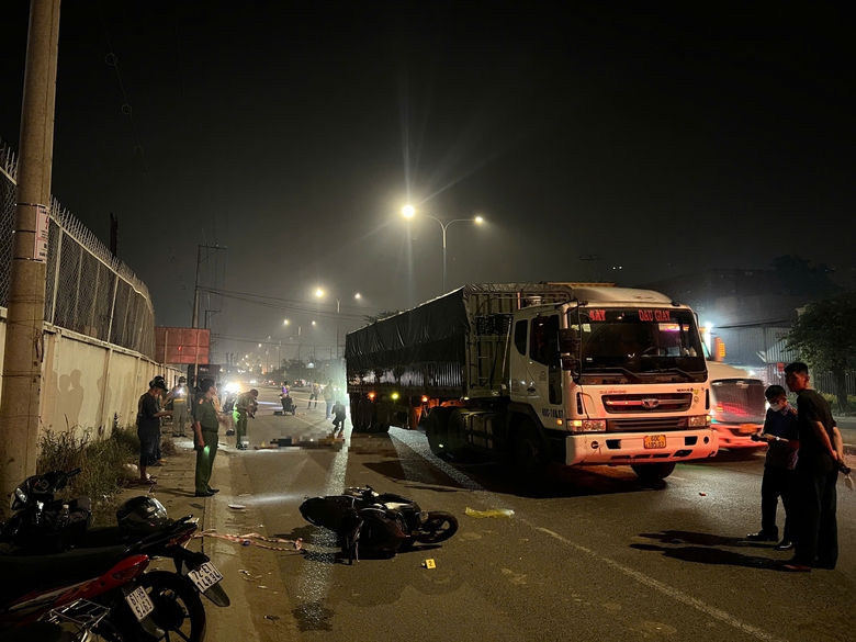 Bình Dương: Tông đuôi xe container chờ đèn đỏ, người đàn ông tử vong tại chỗ- Ảnh 1. Bình Dương: Tông đuôi xe container chờ đèn đỏ, người đàn ông tử vong tại chỗ- Ảnh 1.