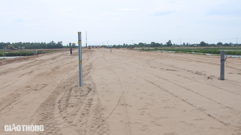 Nhộn nhịp thi c&ocirc;ng tr&ecirc;n c&ocirc;ng trường cao tốc Cần Thơ - C&agrave; Mau- Ảnh 3.