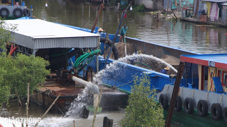 Nhộn nhịp thi c&ocirc;ng tr&ecirc;n c&ocirc;ng trường cao tốc Cần Thơ - C&agrave; Mau- Ảnh 8.