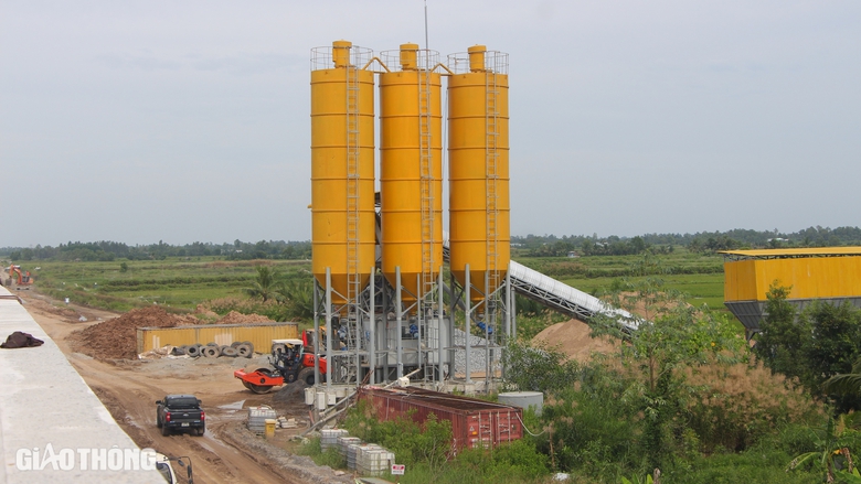 Nhộn nhịp thi c&ocirc;ng tr&ecirc;n c&ocirc;ng trường cao tốc Cần Thơ - C&agrave; Mau- Ảnh 7.