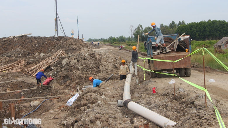 Nhộn nhịp thi c&ocirc;ng tr&ecirc;n c&ocirc;ng trường cao tốc Cần Thơ - C&agrave; Mau- Ảnh 2.