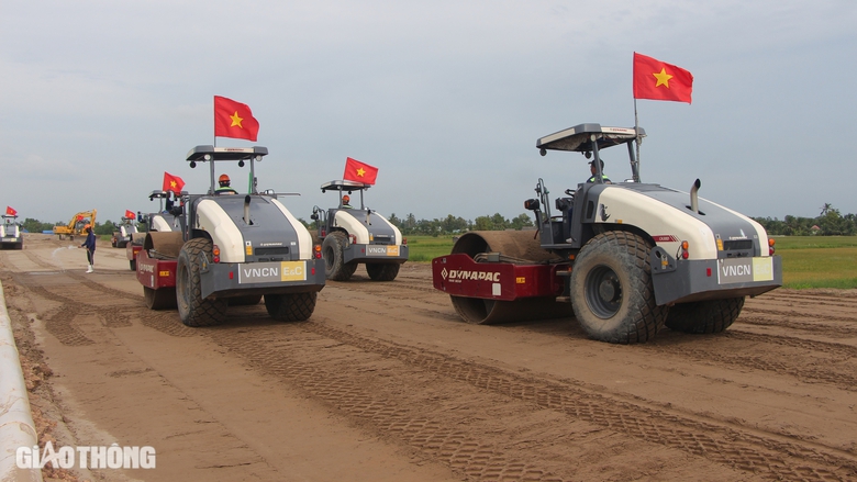 Nhộn nhịp thi c&ocirc;ng tr&ecirc;n c&ocirc;ng trường cao tốc Cần Thơ - C&agrave; Mau- Ảnh 1.