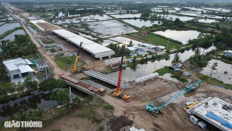 Nhộn nhịp thi c&ocirc;ng tr&ecirc;n c&ocirc;ng trường cao tốc Cần Thơ - C&agrave; Mau- Ảnh 10.