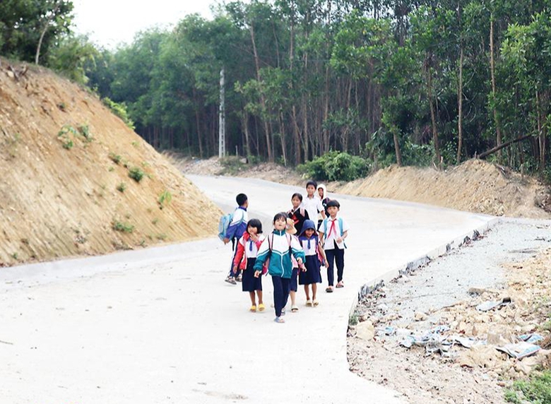 Quảng Ng&atilde;i đầu tư mạnh hạ tầng giao th&ocirc;ng gi&uacute;p miền n&uacute;i bứt ph&aacute;- Ảnh 1.