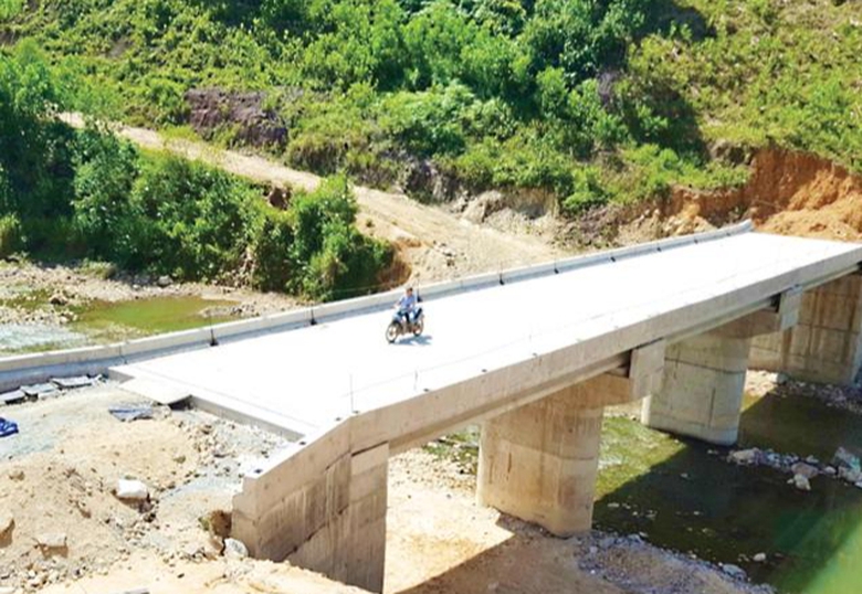 Quảng Ng&atilde;i đầu tư mạnh hạ tầng giao th&ocirc;ng gi&uacute;p miền n&uacute;i bứt ph&aacute;- Ảnh 2.