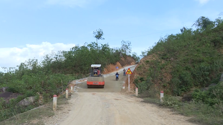 Quảng Ng&atilde;i đầu tư mạnh hạ tầng giao th&ocirc;ng gi&uacute;p miền n&uacute;i bứt ph&aacute;- Ảnh 4.