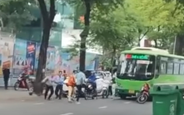 N&aacute;o loạn cảnh t&agrave;i xế, nh&acirc;n vi&ecirc;n xe bu&yacute;t dừng giữa đường ẩu đả với người giao h&agrave;ng