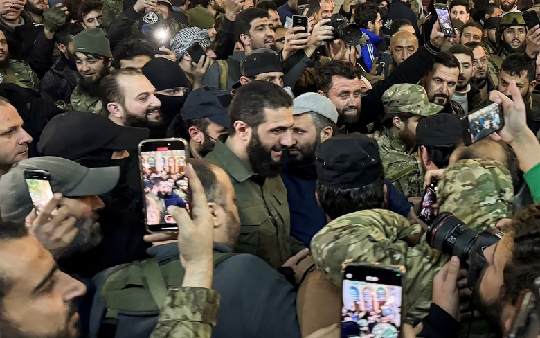 Thủ lĩnh phe đối lập Syria tuy&ecirc;n bố giải t&aacute;n qu&acirc;n đội, đ&oacute;ng cửa nh&agrave; t&ugrave;