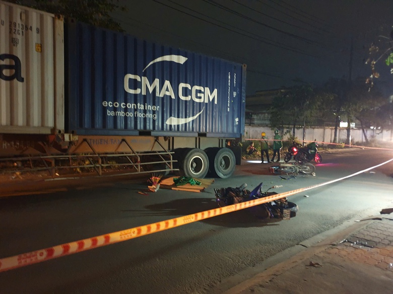 Hai xe m&aacute;y va chạm, c&ocirc; g&aacute;i ng&atilde; xuống đường bị xe container c&aacute;n tử vong- Ảnh 1.