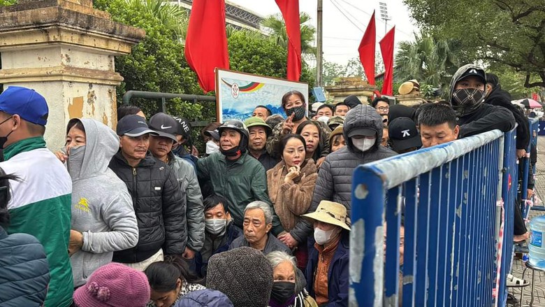 Người d&acirc;n xếp h&agrave;ng dưới trời lạnh mua v&eacute; xem tuyển Việt Nam đấu Indonesia- Ảnh 4.