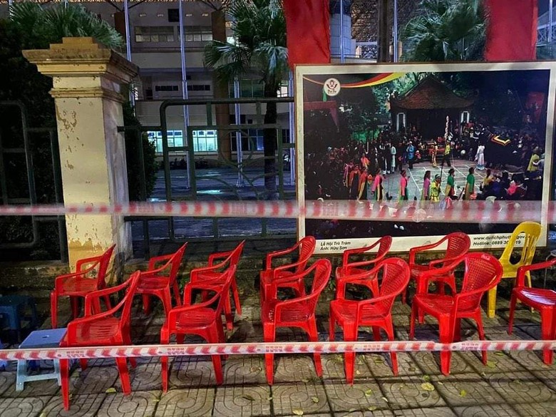 Người d&acirc;n xếp h&agrave;ng dưới trời lạnh mua v&eacute; xem tuyển Việt Nam đấu Indonesia- Ảnh 5.