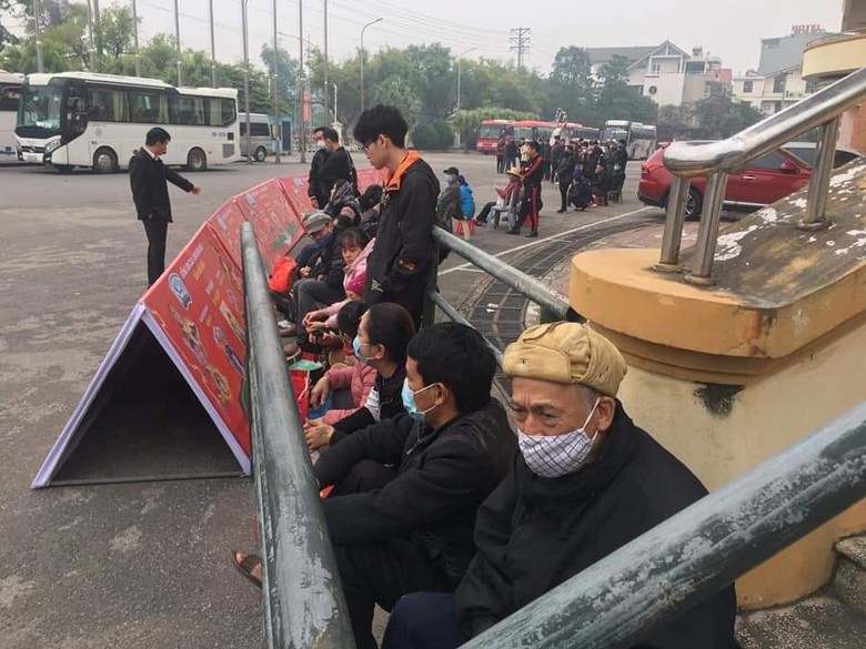 Người d&acirc;n xếp h&agrave;ng dưới trời lạnh mua v&eacute; xem tuyển Việt Nam đấu Indonesia- Ảnh 3.